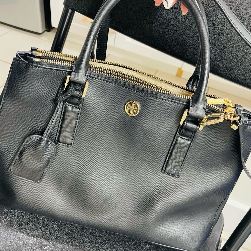Black and gold tory burch robinson, few uses ,no scratches.